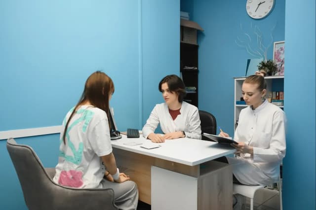 Советы врача нарколога: как поддержать близкого в борьбе с зависимостью — фото